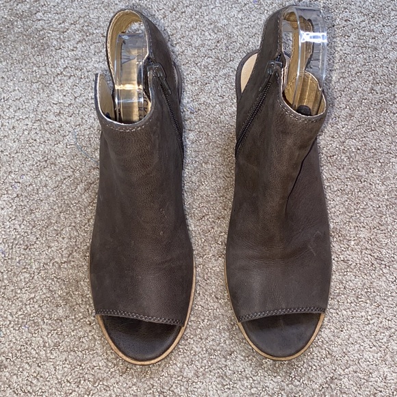 Lucky Brand peep toe brown leather stacked heels size 8 - Picture 1 of 10